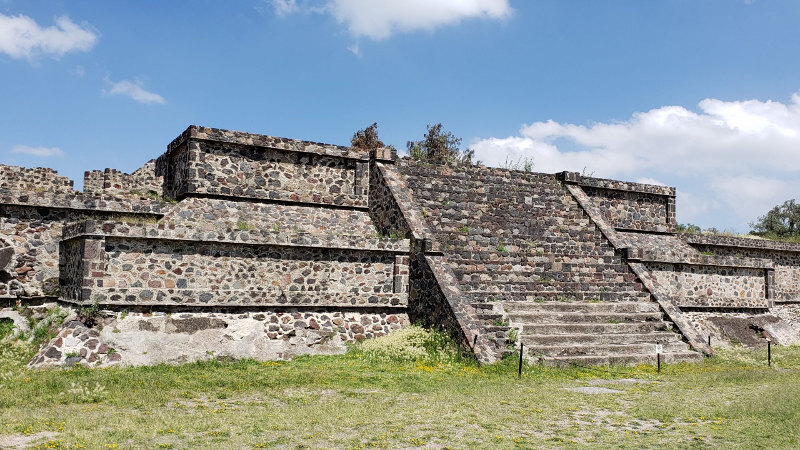 Bruk av sement laget av kalkstein eksploderte rundt år 100 f.Kr. i Mexico